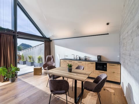 Deluxe Studio Suite, 1 Bedroom, Non Smoking, Sauna | Private kitchen