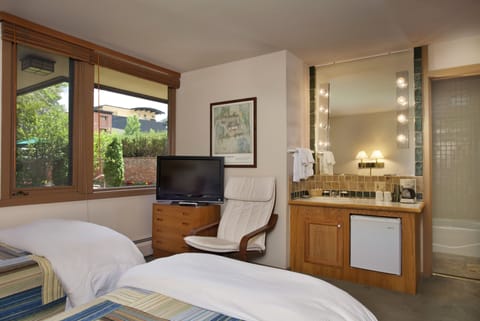 Standard Room | Down comforters, iron/ironing board, free WiFi, bed sheets