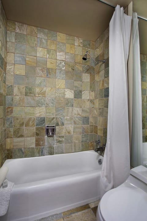 Combined shower/tub, designer toiletries, hair dryer, towels