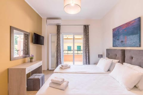 Deluxe Apartment | Premium bedding, down comforters, pillowtop beds, desk
