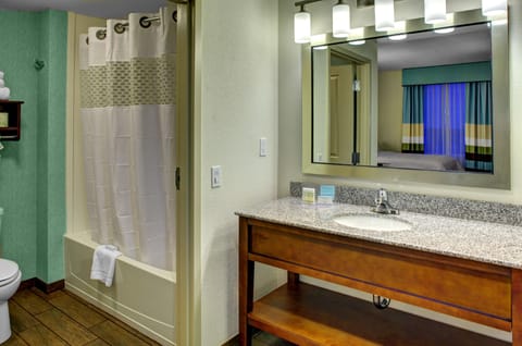 Studio, 2 Queen Beds, Refrigerator & Microwave (Wetbar) | Bathroom | Free toiletries, hair dryer, towels