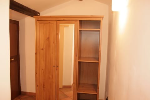 Basic Double or Twin Room (accesso con rampa di scale) | In-room safe, desk, free WiFi, bed sheets