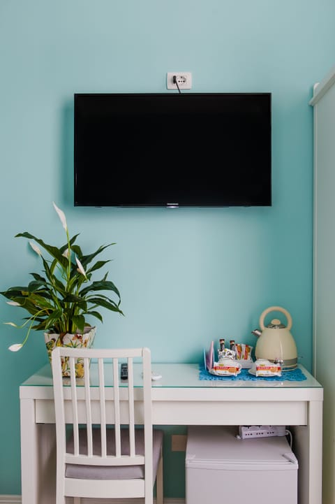 Standard Double Room | Minibar, blackout drapes, free WiFi, bed sheets