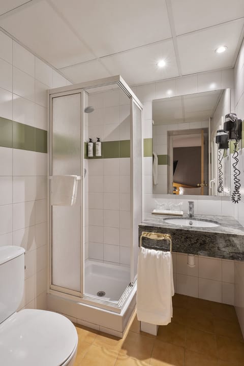 Double Interior | Bathroom | Designer toiletries, hair dryer, towels, soap