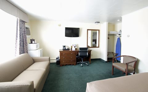 Junior Suite, Non Smoking | Living area | 32-inch LCD TV with satellite channels, TV