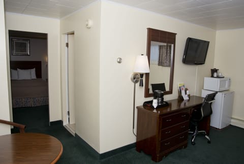 Family Suite, Non Smoking | Desk, iron/ironing board, cribs/infant beds, rollaway beds