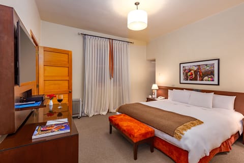 Suite | Premium bedding, desk, blackout drapes, free WiFi