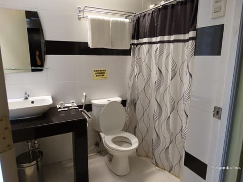 Suite | Bathroom | Shower, free toiletries, bidet, towels