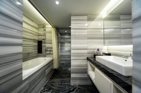 Executive Suite with Club Lounge Access | Bathroom | Free toiletries, hair dryer, bidet, towels