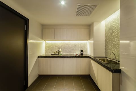 Executive Suite with Club Lounge Access | Private kitchenette | Coffee/tea maker, electric kettle