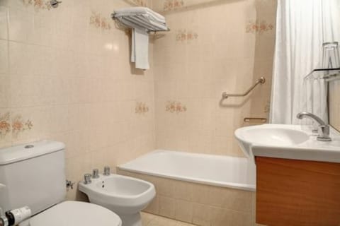 Combined shower/tub, rainfall showerhead, free toiletries, hair dryer