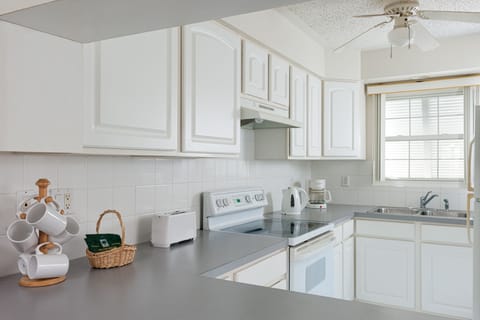 Townhome, 2 Bedrooms, Poolside | Private kitchen | Full-size fridge, microwave, oven, stovetop