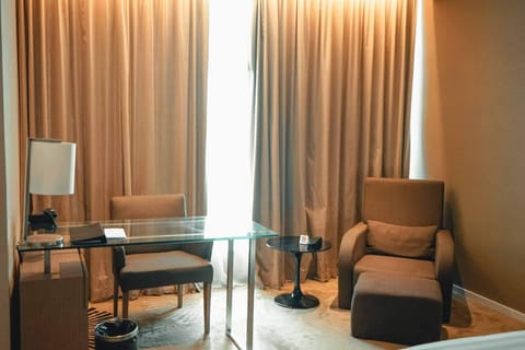 Superior Double Room | Minibar, in-room safe, desk, blackout drapes