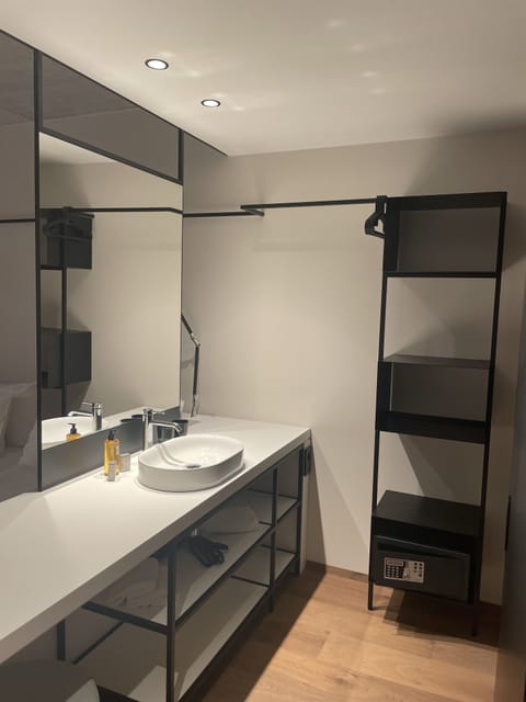 Superior Room | Bathroom | Shower, free toiletries, hair dryer, bidet