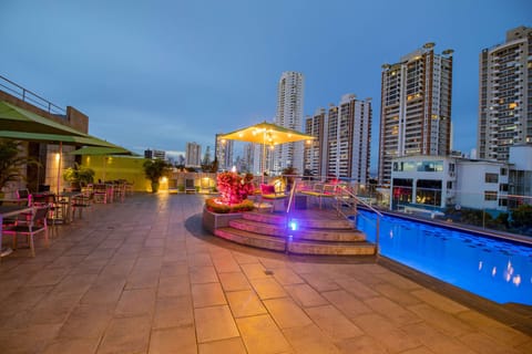 Outdoor pool, pool umbrellas, sun loungers