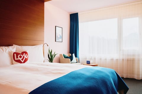 Hypo-allergenic bedding, minibar, in-room safe, desk