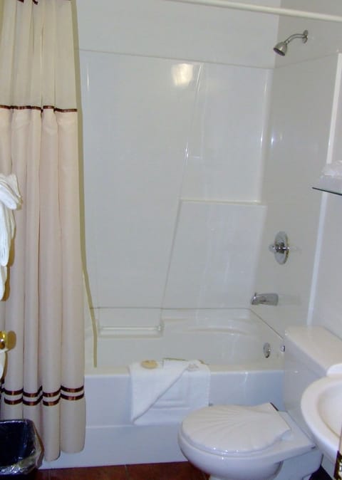 Classic Double Room | Bathroom | Combined shower/tub, deep soaking tub, eco-friendly toiletries