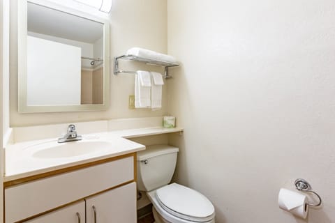 Combined shower/tub, free toiletries, towels