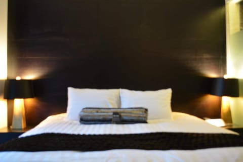 Room, 1 King Bed (with Spa Bath) | Premium bedding, down comforters, memory foam beds, minibar