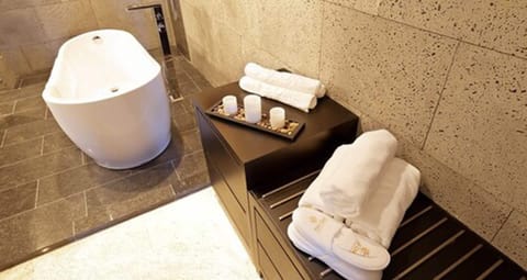 Deluxe Suite, 1 King Bed | Bathroom | Combined shower/tub, rainfall showerhead, free toiletries, hair dryer