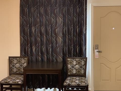 Standard Room, 1 Queen Bed | Desk, free WiFi