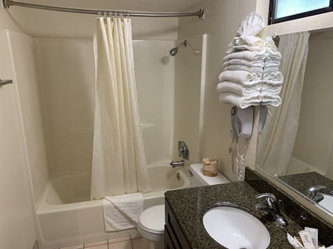 Combined shower/tub, free toiletries, hair dryer, towels