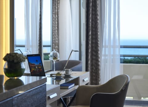 Family Room, Sea View | Minibar, in-room safe, desk, soundproofing