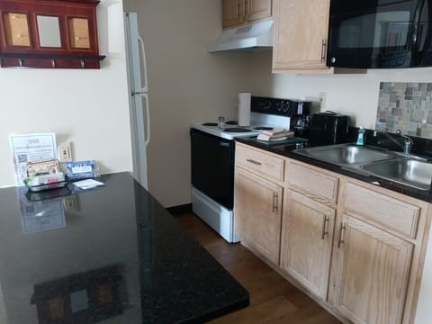 Studio Suite, Non Smoking | Private kitchen | Fridge, microwave, oven, stovetop