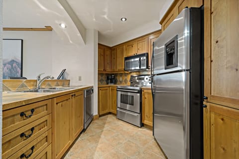 L'Equinoxe 172-7 | Private kitchen | Full-size fridge, microwave, stovetop, dishwasher