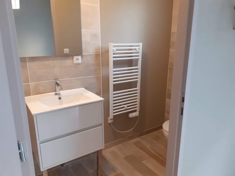 Classic Double or Twin Room | Bathroom | Free toiletries, towels