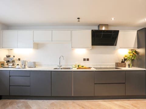 Cottage | Private kitchen | Fridge, dishwasher, electric kettle, toaster