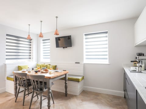 Cottage | Private kitchen | Fridge, dishwasher, electric kettle, toaster