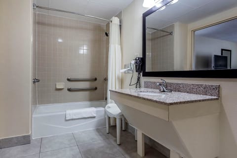 Combined shower/tub, free toiletries, hair dryer, towels