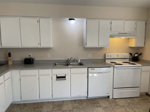 Large Apartment in Peaceful Valley | Private kitchen | Fridge, stovetop, coffee grinder, paper towels