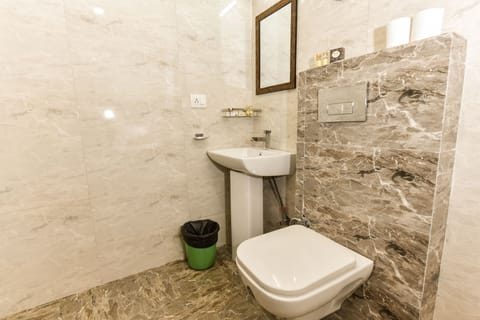 Deluxe Room | Bathroom | Shower, rainfall showerhead, designer toiletries, towels