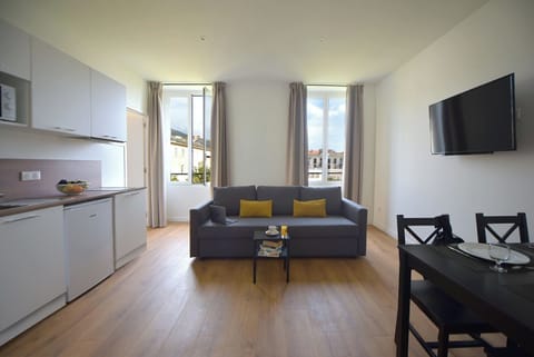 Comfort Apartment | Living area | 100-cm flat-screen TV with digital channels, TV, offices