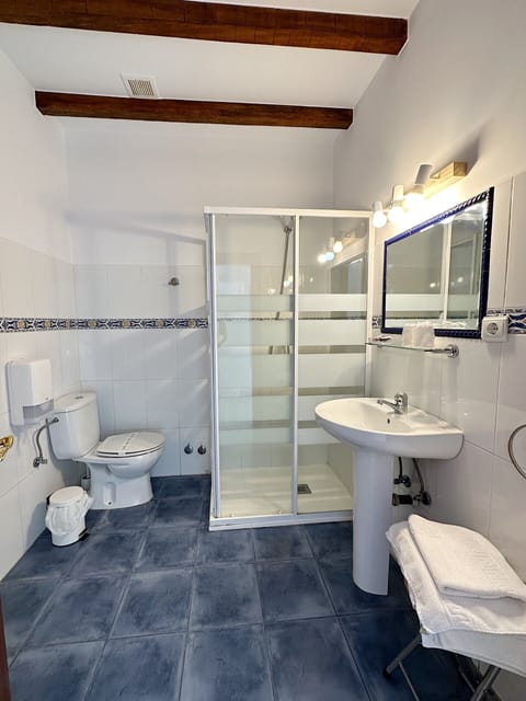 Double or Twin Room, Ensuite (ático) | Bathroom