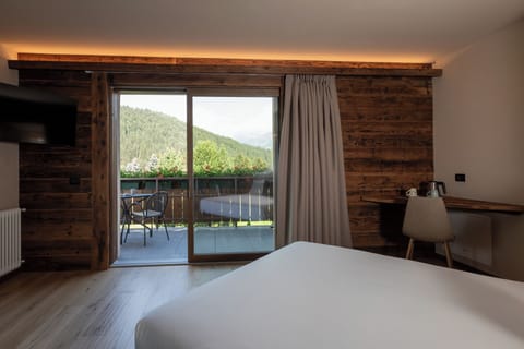 Royal Room | Premium bedding, down comforters, pillowtop beds, minibar