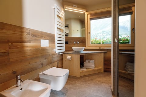 Romantic Suite | Bathroom | Rainfall showerhead, free toiletries, hair dryer, bathrobes