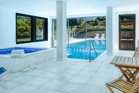 Indoor pool, sun loungers