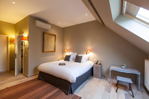 Premium bedding, down comforters, minibar, in-room safe