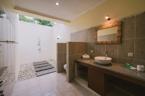 2 Bedroom Suite Villa | Bathroom | Shower, hair dryer, towels