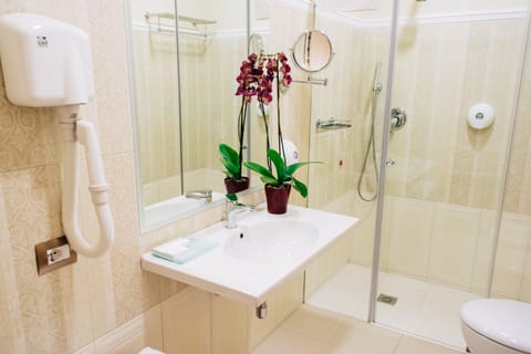 Single Room (Special Offer SPA Package) | Bathroom | Separate tub and shower, rainfall showerhead, free toiletries