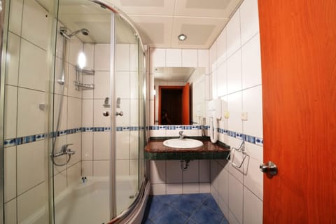 Standard Room, Pool View | Bathroom | Shower, hair dryer, towels