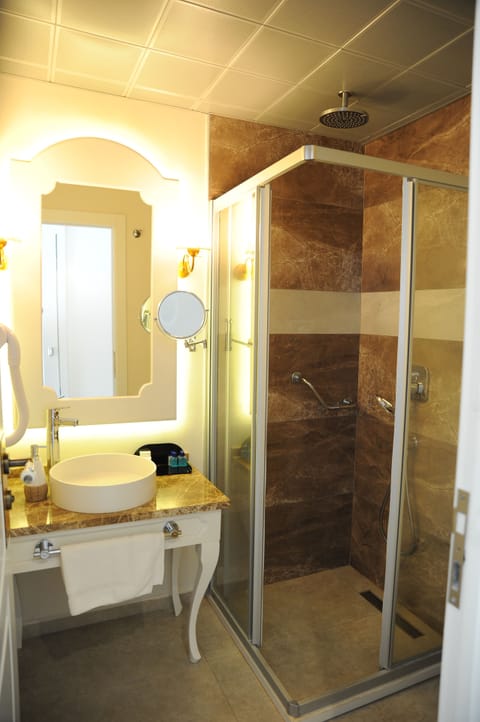 Deluxe Standard Room With Pool | Bathroom | Shower, hair dryer, slippers, towels