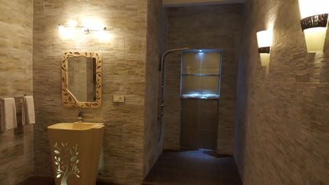 Executive Suite | Bathroom | Combined shower/tub, deep soaking tub, free toiletries, hair dryer