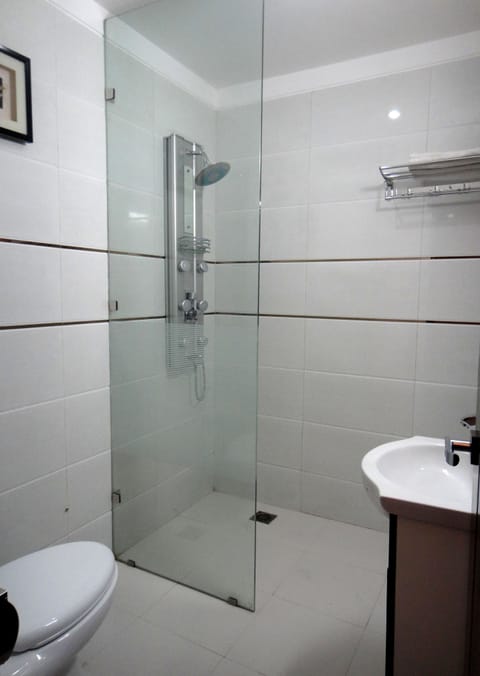 Standard Single Room | Bathroom | Shower, free toiletries, hair dryer, towels