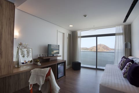 Premium Single Room, Ocean View | Minibar, in-room safe, desk, soundproofing