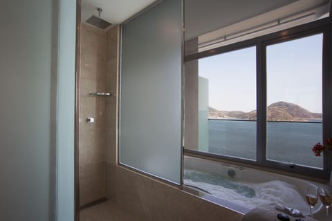 Presidential Suite, Ocean View | Bathroom | Shower, free toiletries, hair dryer, towels