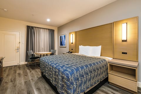 Deluxe Room, 1 King Bed | Premium bedding, pillowtop beds, desk, laptop workspace